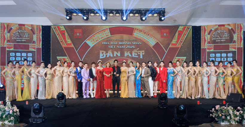 Các thí sinh và ban tổ chức trong đêm thi bán kết.